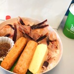 象印銀白弁当 - 別の日：鰹節生節弁当1,280円、特上かりがね茶(冷) 200円✨大ぶりに削られた鰹節に甘めのお醤油をかけて、おかかご飯に♡練り物はノーマルとピリ辛 それぞれ美味。