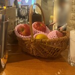 ニューシネマパラダイス - カウンター前のフルーツ