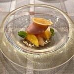 prospero - ドルチェ
      　・桃ベリーニ　
      　　イタリア発祥のカクテル「ベリーニ」をイメー
      　　ジして　フレッシュの桃＋ロゼスプマンテの
      　　ゼリー＋桃のジェラート　白桃と黄桃の2種