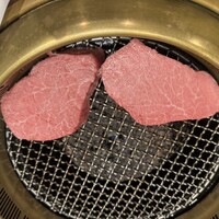 焼肉 スタミナ苑 - 社長が自ら焼いてくれました。2枚の焼き加減を変えてくれます
