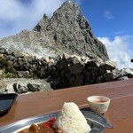 槍ヶ岳山荘 - 槍ヶ岳を見ながら槍形カレーを食す