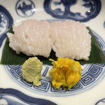 銀座 しのはら - 穴子のお造り　ワサビと菊花たっぷりと共に頂きます