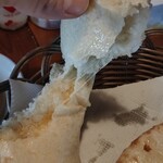 インド＆ネパールレストラン ニューマハラジャ - チーズナンのチーズの様子。