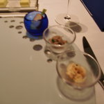 ア・ニュ ルトゥルヴェ・ヴー - 写真ちょっとぼけていますが「アミューズ」。お皿の穴に入れるよう「確かにセンスを試されている感じ」なるほど面白い。