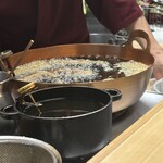 天ぷら はせ川 - 海老を揚げてます