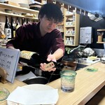 天ぷら はせ川 - 店主さんが注いでくれます♪