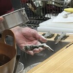 天ぷら はせ川 - 海老の下拵え