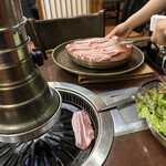 チョンソル - 外人のお姉さんスタッフがロースターの鉄板上に全部並べました。