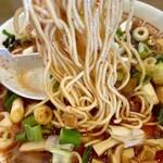 ら～めん山家 - スープが細麺に絡みます