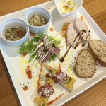 ベジテリア パッショーネ - 近江牛とキャベツの煮込、クリームチーズと焼クルミのアヒージョソース、自家製鶏ハムとキャロットラペ、ハマチのカルパッチョ玉葱とキャビアのせ、干しエビ入イタリアンオムレツ、サマートリュフのクロスティーニ