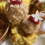 タケウチ - 和牛と海老のひとくちメンチカツ、ベリーソース風味