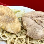 ラーメン二郎 - 豚はどデカいのが2つ