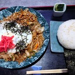 ほびーい喫茶店 - 焼きそば 700円(税込)。 おにぎり(大きめ) 250円(税込)。