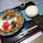 ほびーい喫茶店 - 焼きそば 700円(税込)。
      ★おにぎり(大きめ) 250円(税込)。