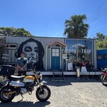 DAY TRIP - お店前で撮って頂きました。