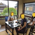 駿河屋 - 新勝寺と参道が見える席