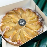 Maison d’Isabelle - たしかに、サクッと軽いタルト生地が美味しい！
            もちろん甘さはあるので、フルーツは洋梨よりも、少し酸味のあるリンゴも合いそうでしたけど。