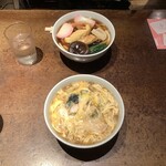 飛うめ - とじそば(手前)とおかめうどん(奥)