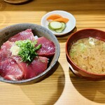 しんのすけ - 戻りかつお漬け丼(みそ汁・ぬかづけ付)