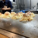 お好み焼みっちゃん総本店 ekie店 - デカいヘラでの手際が圧巻！