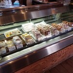 キュルノンチュエ - ショーケース（ソーセージ・パテ 等）