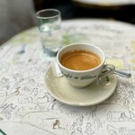 Cafe de Flore - 円形テーブルに合わせた紙のラグが、フロールのオリジナルの絵でかわいい。
            こういうとこ、大好きですねぇ。