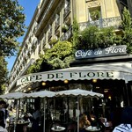 Cafe de Flore - 外まで列ができているなんて、初めてでした。
            お隣のドゥ・マゴも。
            とても活気がありますね。
