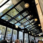 Cafe de Flore - テラス席は、窓から溢れる日差しが気持ちいい♪