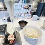 俺の天ぷらバル - お鮨の後にご飯と赤だしが運ばれてきました(もちろん極小で)