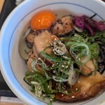 なか卯 - とろたま炙り鶏丼（小）に生卵投入