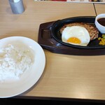 ガスト - 料理写真:鉄板目玉焼きハンバーグ720円