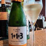 LIBERA TERRACE - お酒①メス・ウ・ファン・トレス・カヴァ・ブリュットNV(スパーリングワイン、スペイン)
葡萄品種:チャレッロ45%、パレリャーダ30%、マカベオ25%