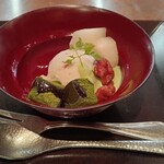 銀座ろくさん亭 - デザート　十穀米で作ったバニラアイス
      　梨、抹茶のわらび餅
      、甘く煮たクルミ