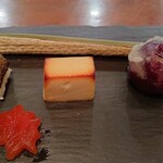 銀座ろくさん亭 - 前菜　右から巨峰唐揚、チーズ黄金焼、パプリカの紅葉、カマスの寿司