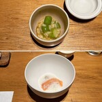 ドンブラボー - （上）グリーンアスパラガス リゾット、チーズリゾット、ドライトマト、牛出汁など（下）低温調理のサクラマス、ジャガイモのピューレ、山菜のタップナード、発酵ホワイトアスパラ＆新玉葱のすり流し
      