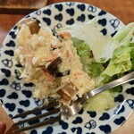 餃子房じらい屋 - いぶりがっこのポテサラ