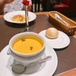カフェラントマン 青山店 - カボチャのクリームスープ　パン付（Lサイズ）  丸いパンがかわいいです。