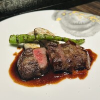 VinIX - メイン
                    ･自家熟成黒毛和牛塊肉80g　ソース・マデイラ