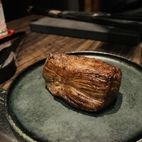 VinIX - メイン
                    ･自家熟成黒毛和牛塊肉80g　ソース・マデイラ