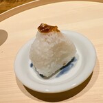 温石 - 三膳目はオニギリです。トッピングは揚げ玉葱