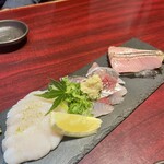 快食倶楽部 万年 - 刺身3点盛り。炙り鰤は脂がトロトロ。こんがり炙った皮目の香ばしさもちょうどいい。鰤というよりステーキ食べてる感じ。甘い帆立はレモンと塩で。柚子のアクセントが爽やか。鯵も新鮮で美味しかった。