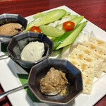 快食倶楽部 万年 - 3種のディップと野菜。アンチョビ、クリームチーズ、ふき味噌。