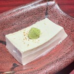 快食倶楽部 万年 - 手作り豆腐。出汁の旨みがつまってて、舌の上で甘みが広がる。塩なしで十分。