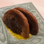 温石 - 藤枝産の椎茸の蒸し煮。黄身醤油でいただきます