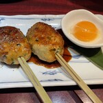 快食倶楽部 万年 - 軟骨入りつくね。ふっくら柔らかくてジューシーなつくねの中でところどころ現れるコリコリ軟骨の歯ごたえが楽しい。卵黄をくぐらせていただきます。