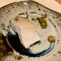 温石 - 地物の白甘鯛の炭火焼き。実山椒醤油でいただきます。緑色は万願寺のピクルス