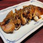 快食倶楽部 万年 - 合鴨と上州ねぎの山椒焼き。山椒の実が佃煮みたいにタレによく馴染んでて、合鴨と一緒に口に入れるとこってりだけどピリッと爽やかに食べられる。香ばしく炭火で焼いたネギのしゃきっとした存在感も良い。