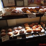 ブーランジェリー エ カフェ リエゾン - テイクアウトのパン売り場2