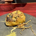 快食倶楽部 万年 - 下に敷かれているのは、えのき。このえのきも旨みが凝縮してて美味しい！　マッシュポテトを割ると中にはクリームチーズ。大ぶりのきゅうり、いぶりがっこのアクセントは本日も健在。