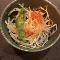 旬菜ステーキ処 らいむらいと - シャキシャキの大根サラダ。にんじんや水菜、トマトが入っているのも嬉しい。